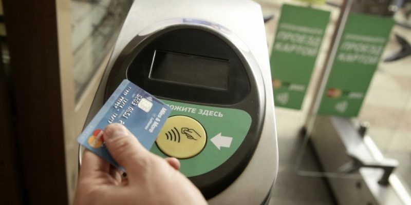 Метро турникет банковской картой