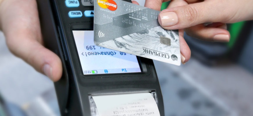 Обязаны ли принимать банковские карты