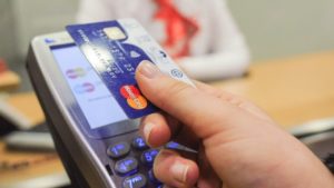 Россияне отказываются от банковских карт