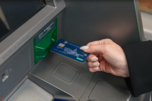 Как вставить банковскую карту в банкомат