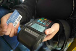 при отказе в безналичной оплате проезда перевозка пассажира осуществляется бесплатно