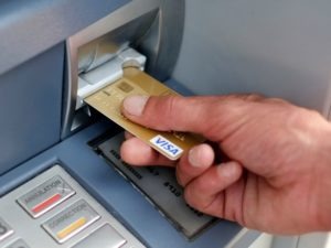 Какой стороной вставлять банковскую карту