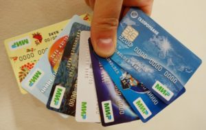 Обязаны принимать банковские карты