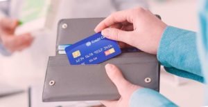 Курьер по доставке банковских карт