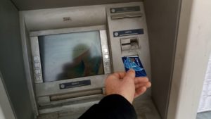 Банкомат выплевывает карту