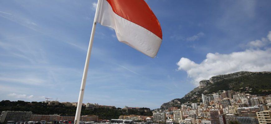монако с флагом