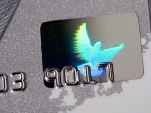 Зачем нужна голограмма на банковской карте